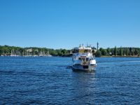 Linien-Fährr vor dem 