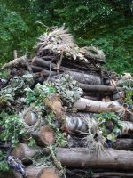 ... der Holzmeiler vor dem Anzünden