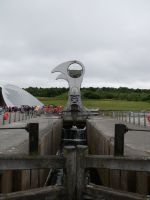 Das Falkirk Wheel hinter einer Schleuse für ein Narrow Boat