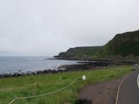Blick über den Giant's Causeway zum Port na Spanigh und dem Mittelfinger des Teufels 