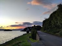 Kleines Leuchtfeuer und Dunollie Castle im Gegenlicht des Sonnenuntergangs