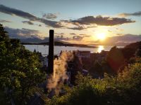 Auf dem Weg zum MacCaig's Tower: Blick über die Distillery in den Sonnenuntergang: Balliemore (vordere) und Mull (hintere Insel)