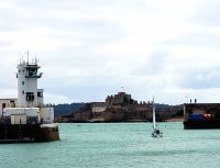 Elisabeth Castle im Hintergrund am Hafen von St. Helier. Rundreise Jersey und Guernsey - Kanalinseln entdecken (GB-JERF8) 