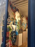 Lyon  -Blick in einen Designerladen -hier werden Seidenaccesoires angeboten