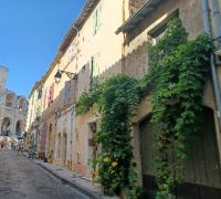Arles  - Strassenzug zum Amphitheater