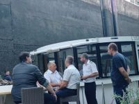 Pause - von links nach rechts: Chefkoch, 1.Kapitän, Hotelmanager, 2. Kapitän, Matrose