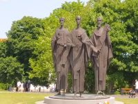 Bronzestatuen der drei Heiligen Kyrill, Method und Gorazd. Bratislavský Hrad, Bratislava
