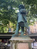 Provence intensive vom 21.-28.6.25:Der provencalische Dichter Frederic Mistral auf dem Place du Forum in Arles