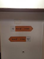 108 Auf der Fiescheralp im Restaurant Alpenlodge Wegweiser zum WC