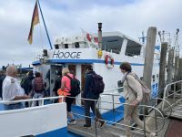 Die Gruppe geht aufs Schiff Richtung Hallig Hooge