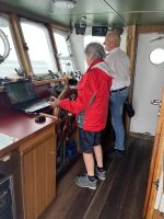 Navigationsunterricht für eine Gruppenteilnehmerin