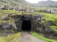 Faröer - Trøllanes Gang durch den Schaftunnel