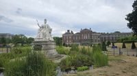 Queen Victoria vor dem Kensington Palast