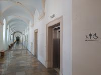 Besichtigung von Kloster Melk: Klostergang 196 m lang