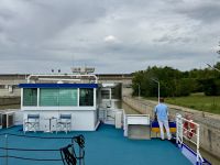 5. Tag – Fahrt nach Dürnstein – Unser Kapitän fährt die Fidelio in die Schleuse