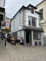 Schiefes Haus