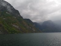 Schwere Wolken über den Naeroyfjord