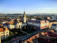 Morgendliche Sicht auf das Rathaus und den Kulturpalast von Targu Mures
