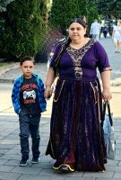 Bunt gekleidete Romafrau in Targu Mures