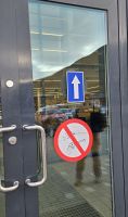 Longyerabyen, Eingangstür zum Supermarkt 