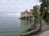 Blick von der Uferpromenade auf das Schloss