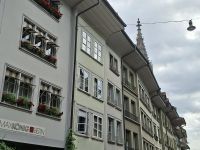 Häuserfront in der Berner Altstadt mit Dachüberhang