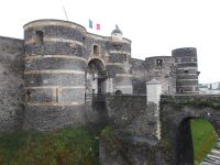 stark befestigter Eingang am Schloss Angers