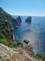 Capri-Zentrum (Blick vom Augustusgarten auf die Faraglioni-Felsen)