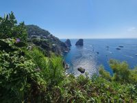 Capri-Zentrum (Blick vom Augustusgarten auf die Faraglioni-Felsen)
