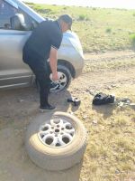 unsere erste Reifenpanne in der Mongolei: in 10 Minuten ging es weiter!