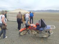 Besuch einer Nomadenfamilie auf dem Weg zur Chongor–Sanddüne