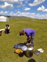 Das traditionelle Gericht Khorkhog wird vorbereitet.