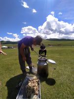 Das traditionelle Gericht Khorkhog wird serviert.