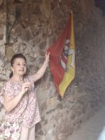 Unsere Reiseleiterin und die Trinacria Flagge von Sizilien