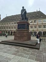 Johannes Gutenberg war in Straßburg u. baute an der ersten Druckpresse