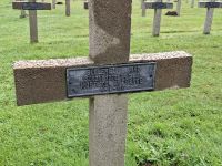 Soldatenfriedhof -auf den kreuzen Namen u. Soldatenregistriernummer