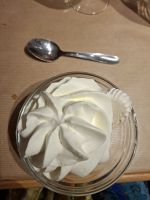 Sahnebaiser mit Schlagsahne