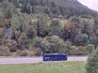 051 Ausflug mit dem Bernina Express - unser Bus fährt parallel zum Zug im Val di Poschavio