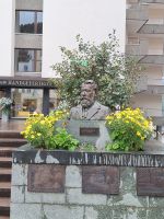 092 Engadinrundfahrt - Spaziergang durch St. Moritz - Denkmal für Johannes Batrudd