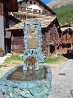 268 Zermatt - Alt Zermatt Brunnen in Gedenken an Ullrich Inderbinen den ältesten Bergführer der Welt