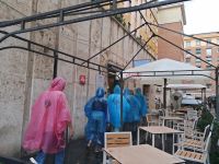 Flucht in die Bar in Rom Vatikan bei Regen