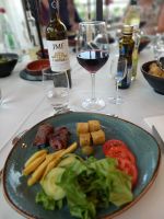 Fleischspieß mit Beilage.jpg