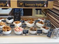 St. Helier, Fudge, die süße Spezialität der Insel in verschiedenen Geschmacksrichtungen.