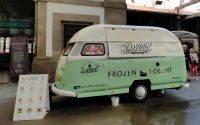 Lustiger Straßenverkauf von Eis und Joghurt in Porto