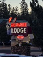 Leuchtreklame Red Feather Lodge