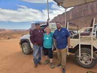 Philip unser Navajo Jeepfahrer, Nana unsere Reiseleiterin und Ivan unser Busfahrer