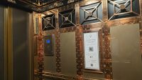 selbst der Fahrstuhl ist außergewöhnlich im Harrods