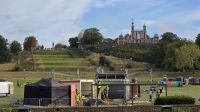 die Tribünen des Halbmarathons werden abgebaut, Blick zum Flamsted House