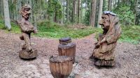 Hexe und Teufel schummeln beim Kartenspiel