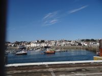 Guernsey, St Peter Port ist die Inselhauptstadt und liegt malerisch.